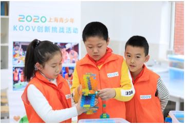 小选手在比赛中互助合作