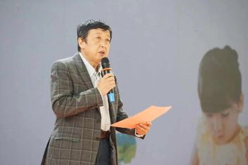 广东省妇女儿童活动中心发展促进会会长古方先生发表演讲