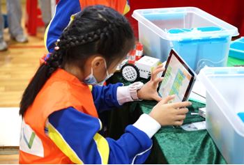 小选手正在聚精会神地编写程序