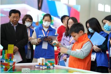 评委正在认真地为小选手打分