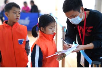 老师正在悉心指导小选手