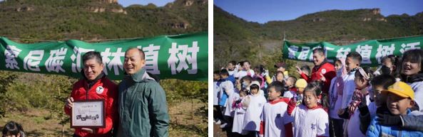 索尼(中国)董事长兼总裁高桥洋先生和北京林学会秘书长智信博士、“环保小卫士”分别合影