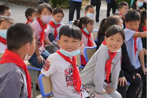 孩子们观看实验表演露出微笑