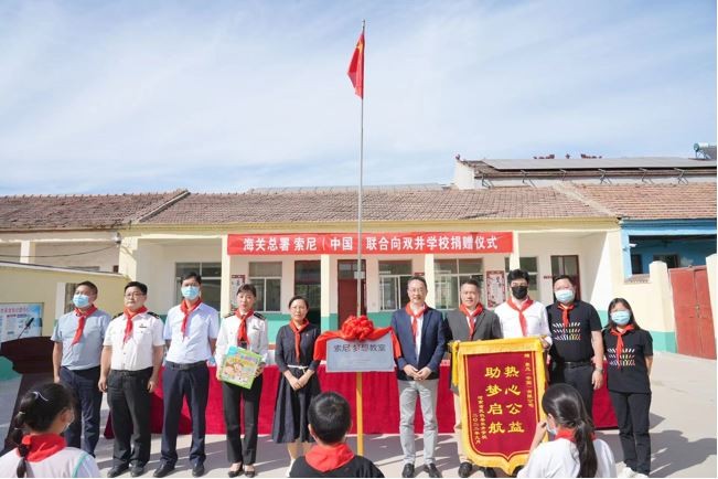 王静娴（左五）、于茜（左四）、庄子涛（左二）、伊东祐（右五）、高峰英纪（右四）、孙海涛（右三）、范宏军（右二）和简春红（右一）