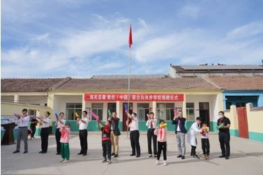 “大朋友们”和“小朋友们”一起放飞气球火箭、放飞梦想！