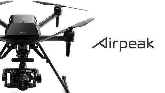 Airpeak标识中Airpeak的“A”看起来像指南针的指针,创造了一个视觉效果,以“顶峰”、“增长”和“上升”元素来塑造无人机品牌