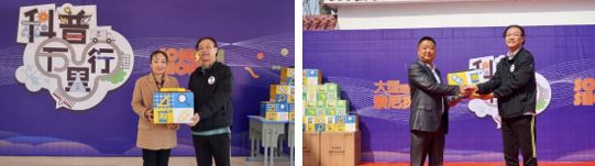 张维馆长为潢川县第五小学捐赠资源包<左> 张维馆长为黄湖小学捐赠资源包<右>