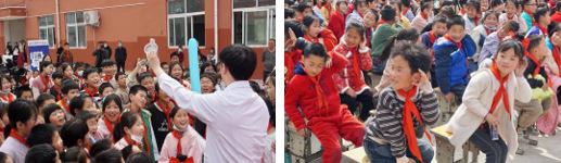 黄湖小学活动现场围观实验的同学们<左> 黄湖小学认真观看表演的同学们<右>