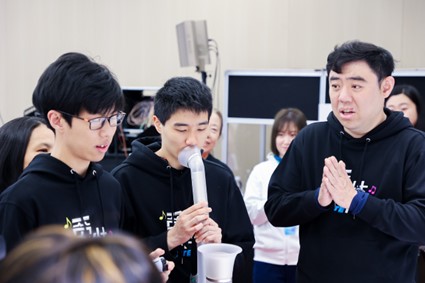 深圳爱特乐团成员体验YURU 乐器“超轻萨克斯”