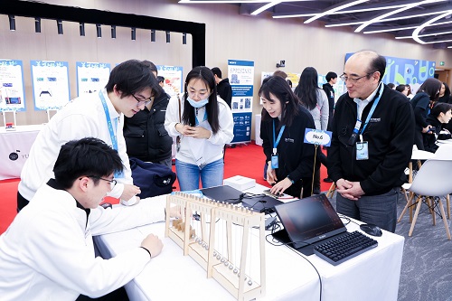 评委与选手交流