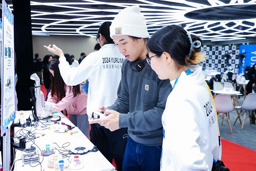 现场选手体验YURU乐器“YURU 手柄”