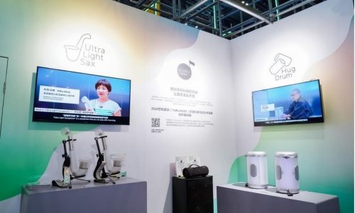 悠如乐器超轻萨克斯和抱抱鼓