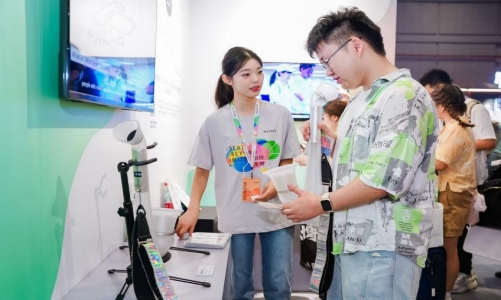 观众现场体验悠如乐器超轻萨克斯