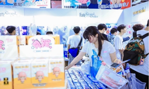 动画粉丝在Aniplex Shanghai展台挑选周边商品