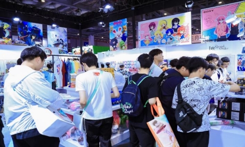 动画粉丝在Aniplex Shanghai展台挑选周边商品