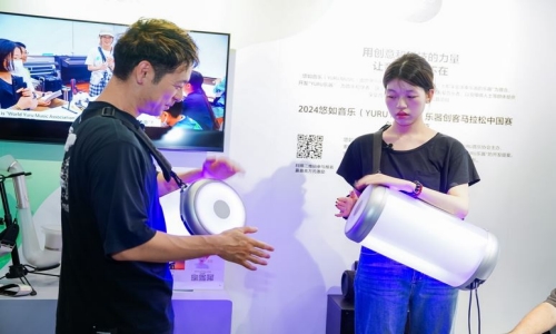 KENTA与张弛一起体验抱抱鼓演奏