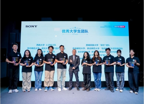 索尼中国总裁吉田武司先生向大学生志愿者团队代表颁奖