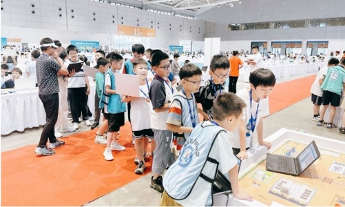 参赛选手排队进行toio™机器人测试