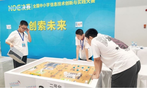 选手正在赛桌上进行测试