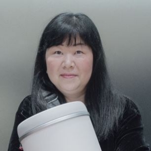 Kuniyo Oishi 索尼全球解决方案公司,乐器开发导师,听障人士 失去听力后,我以为自己这辈子都无法享受音乐了。但在演奏抱抱鼓时,我发现自己在想:“哇,音乐真的很有趣!” 这种兴奋感我已经很久没有感受过了。 能和大家一起分享这份喜悦和兴奋,我感到无比幸福。