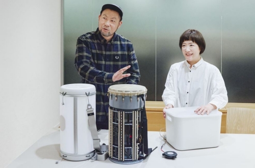 从右到左: 使用储物箱和低音炮制作的模型; 暴露着PVC管和LED的初代原型;在内部进行体验展示的第二代原型。