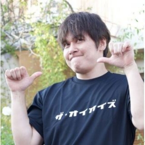 Nobuhiko Okazaki 手语娱乐协会oioi代表董事,听力障碍乐器开发导师 抱抱鼓能通过光线和振动看到和感受到他人的鼓点节奏,这会赋予人自信,当你感觉到自己的节奏与其他表演者的节奏一致,会收获一种很棒的感觉。你可以真正投入音乐过程中,就像投入一场游戏。