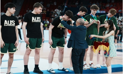 吉田武司为季军队——澳大利亚U18精英队颁奖