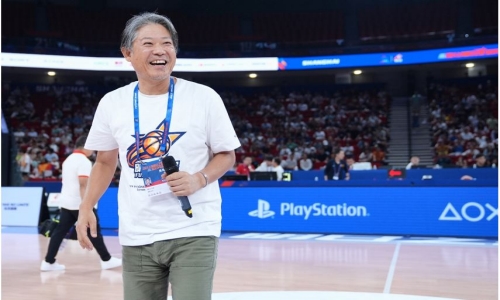 江口达雄为幸运观众抽取大奖PlayStation 5游戏主机