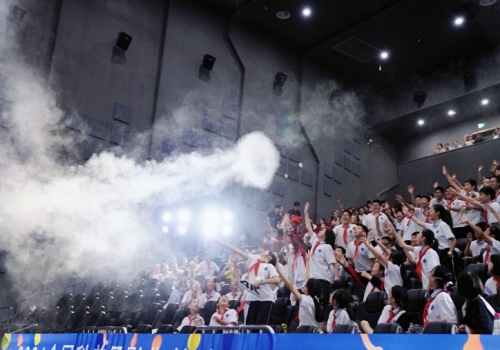 “空气炮”环节吸引同学们热情互动