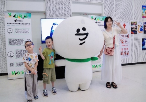 小朋友和大福合影