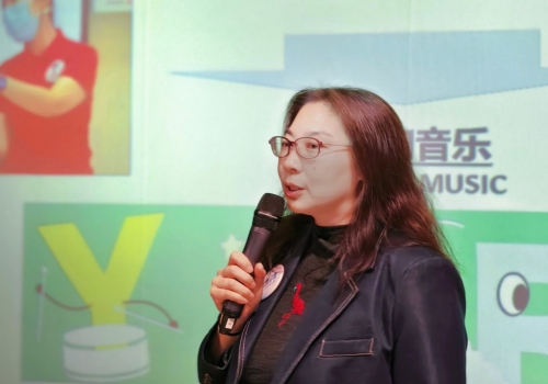 索尼(中国)可持续发展部总监赵威女士介绍“索尼 梦想教室”项目