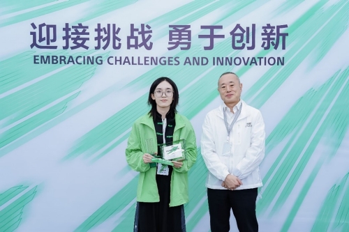 索尼中国总裁吉田武司为高校学生颁发奖项       