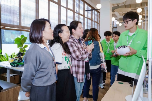 高校学生为参观者介绍提案