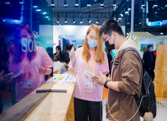 参观者了解索尼“年轻力场”项目