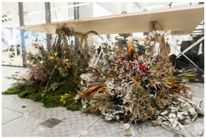 回收干花： 在活动中赠送给艺术家的鲜花, 被重新利用为干花