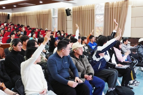 现场同学踊跃举手提问