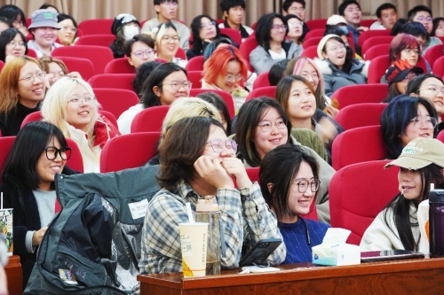 学术沙龙现场的同学们