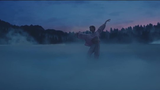 拉近的镜头（使用虚拟制作技术）