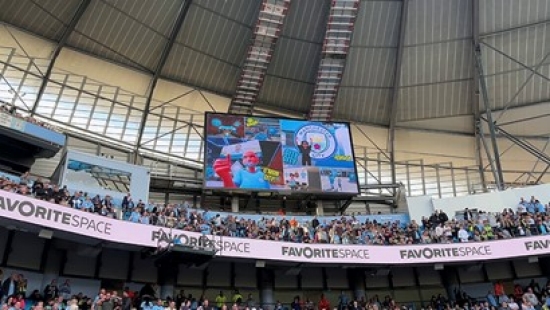 球迷在FavoriteSpace互动，用户拍摄的照片展示在球场大屏幕