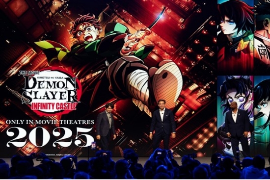 岩上敦宏（Aniplex代表），Ravi Ahuja（索尼影视娱乐公司总裁兼首席执行官）及Rahul Purini（Crunchyroll总裁）