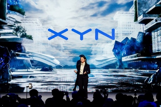 Jonny Slow (Pixomondo首席执行官)与Thaisa Yamamura（索尼电子公司XR业务发展负责人）