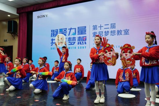 凉塘小学校的孩子们表演舞蹈《年味》