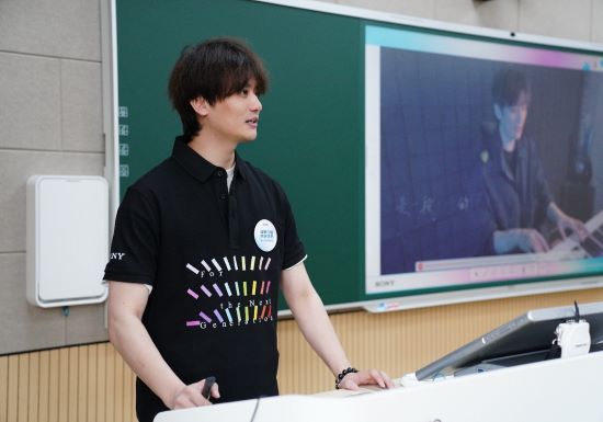 艺人志愿者张黎为孩子们上音乐课