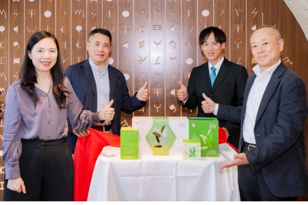 协生农法茶叶产品发布现场 左起:索尼中国高级副总裁、人力资源及ESG负责人金燕敏,索尼中国ESG高级顾问高峰英纪,索尼计算机科学研究所研究员太田耕作,索尼中国总裁吉田武司