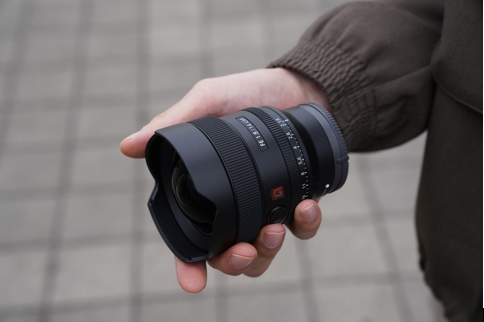 FE 14mm F1.8 GM镜头尺寸仅为约83mm x 99.8mm，重量仅为约460g