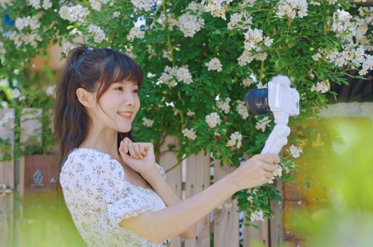 E 11mm F1.8拥有F1.8大光圈的紧凑型轻便镜头，仅重约181g