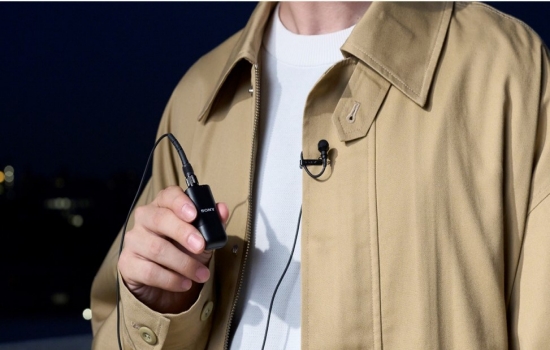 可搭配3.5mm接口输入设备使用（图示为索尼ECM-W3）