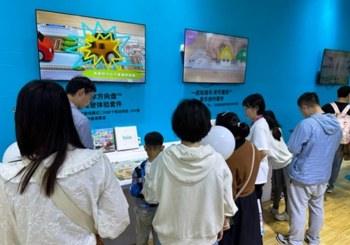 玩具展现场体验toio套件的用户