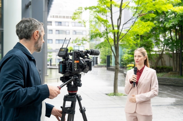 【PXW-Z380 与 PDT-FP1 协同工作，为第一时间发出新闻报告争分夺秒】