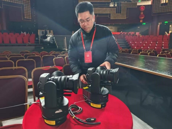 索尼技术人员正在安装调试ILME-FR7